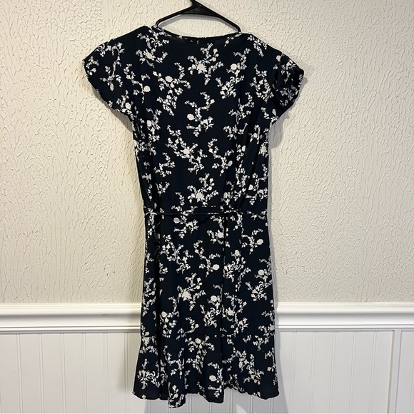 Abercrombie & Fitch Black and White Floral Wrap dress size medium petite - Picture 2 of 13
